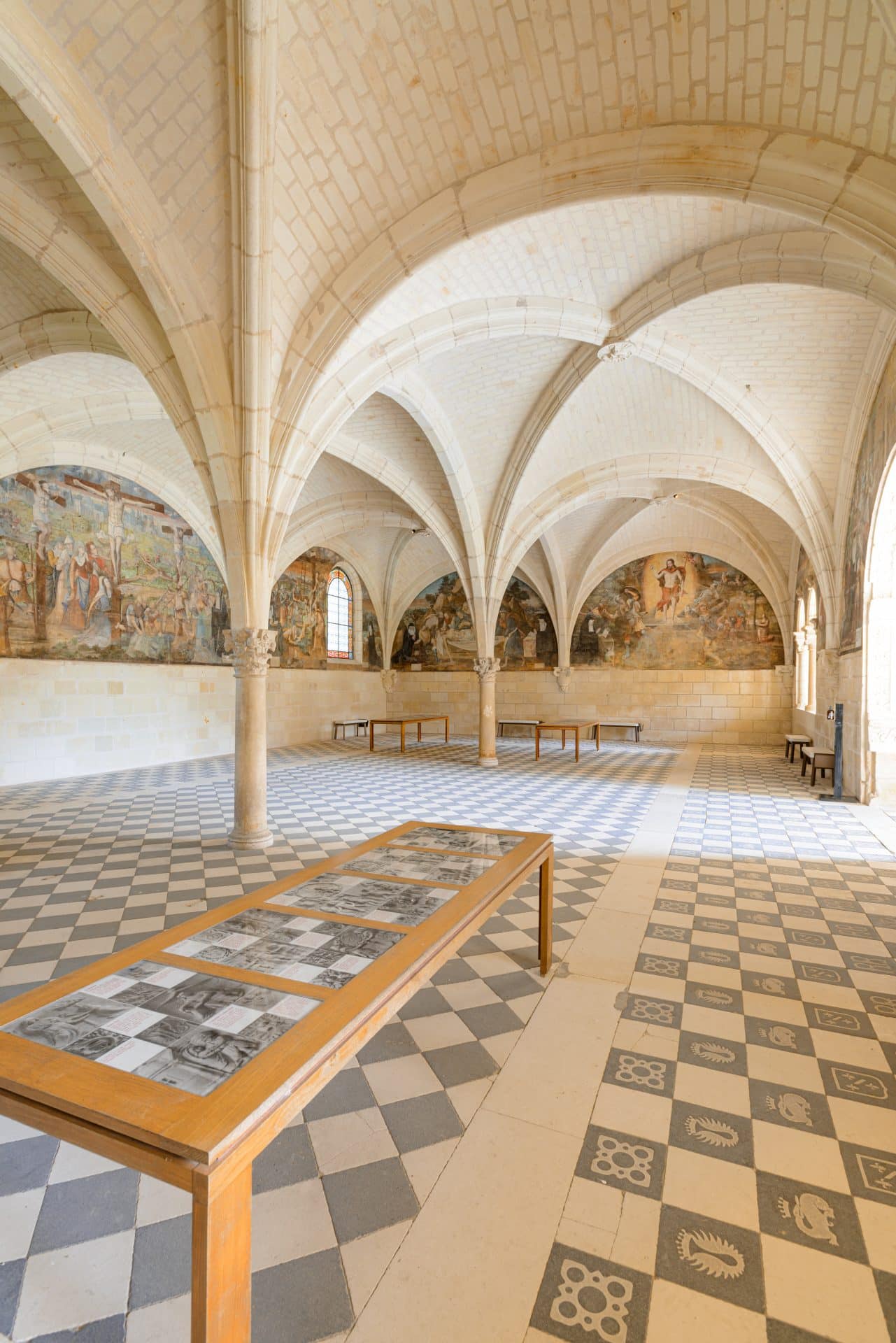 Tables salle capitulaire Abbaye royale Fontevraud