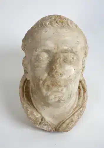 Tête du gisant de Robert d'Arbrissel, marbre blanc XVIIe siècle (c) Région Pays de la Loire, inventaire général, photo Patrice Giraud