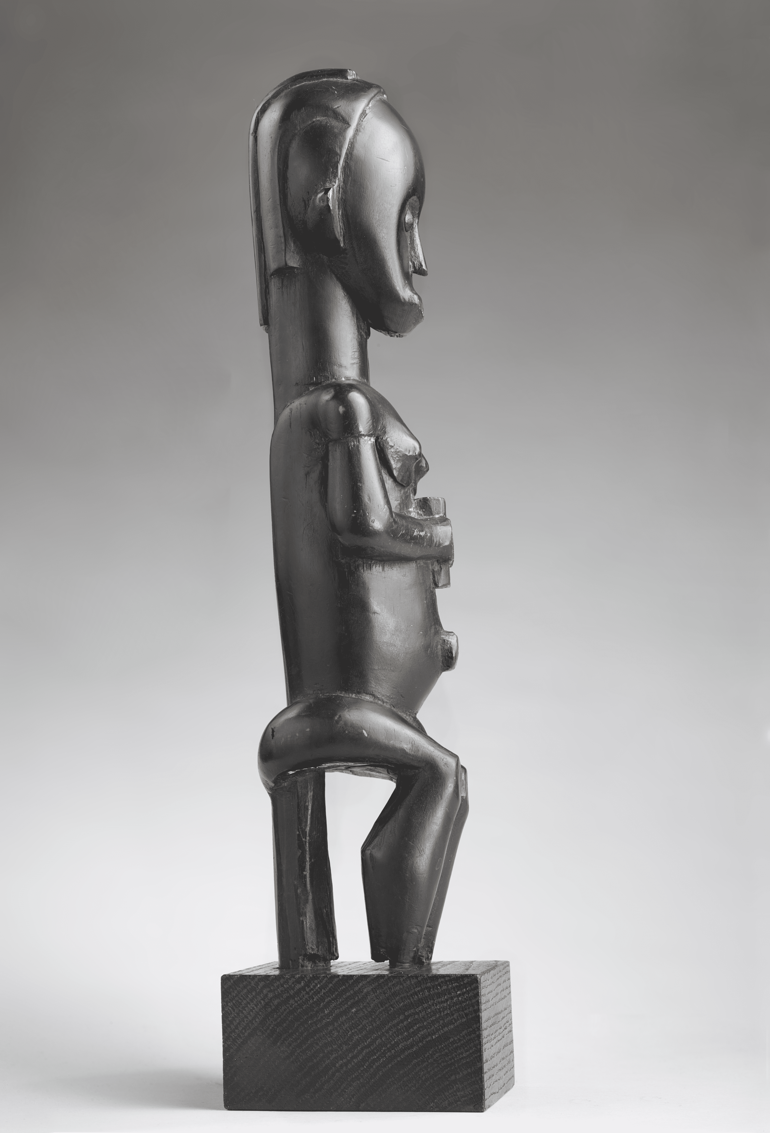 Vue de profil de la figurine reliquaire byeri