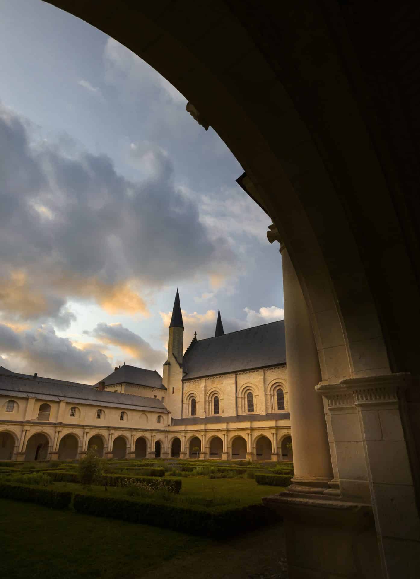 Cloitre en soirée Abbaye Fontevraud