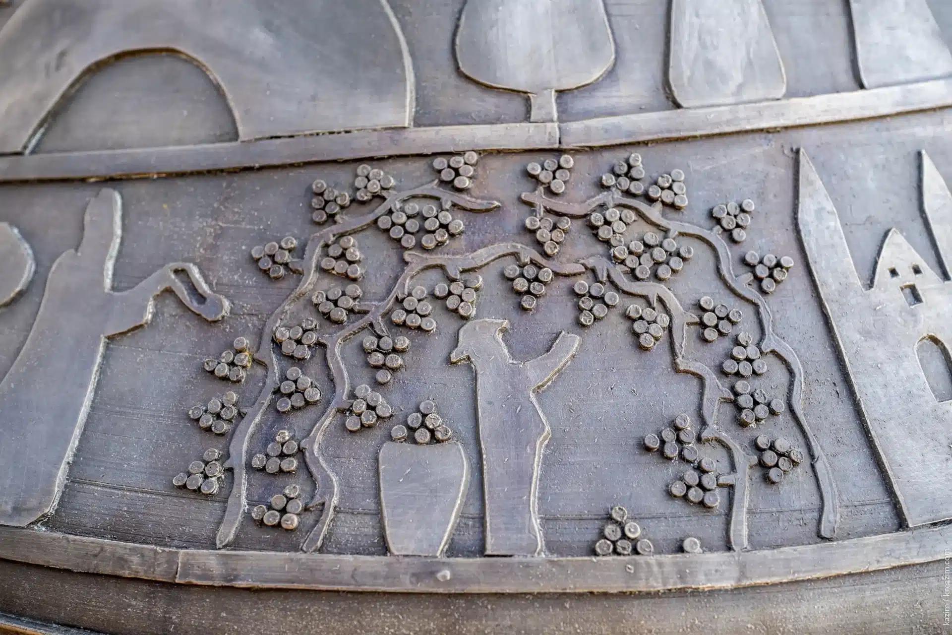 Illustration sur la cloche de Paul Cox Fontevraud