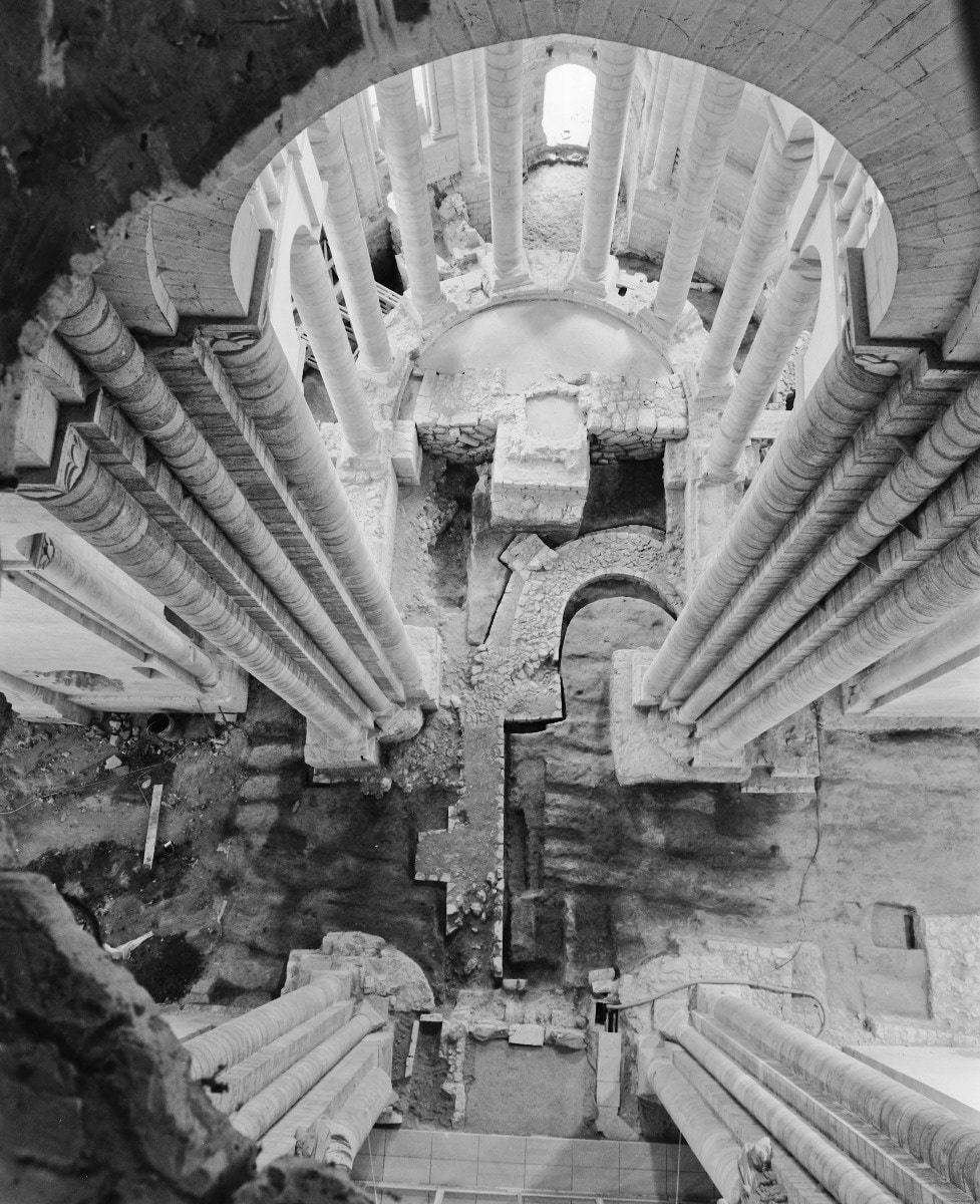 Fouille eglise abbatiale Fontevraud archive