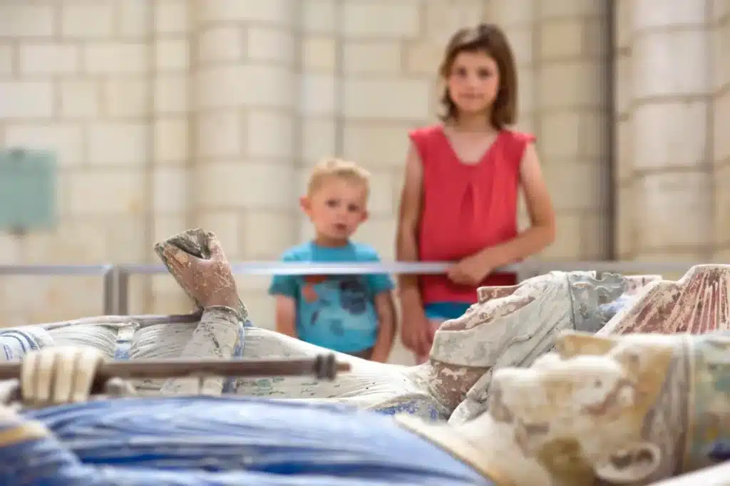 Enfants devant les gisants Fontevraud
