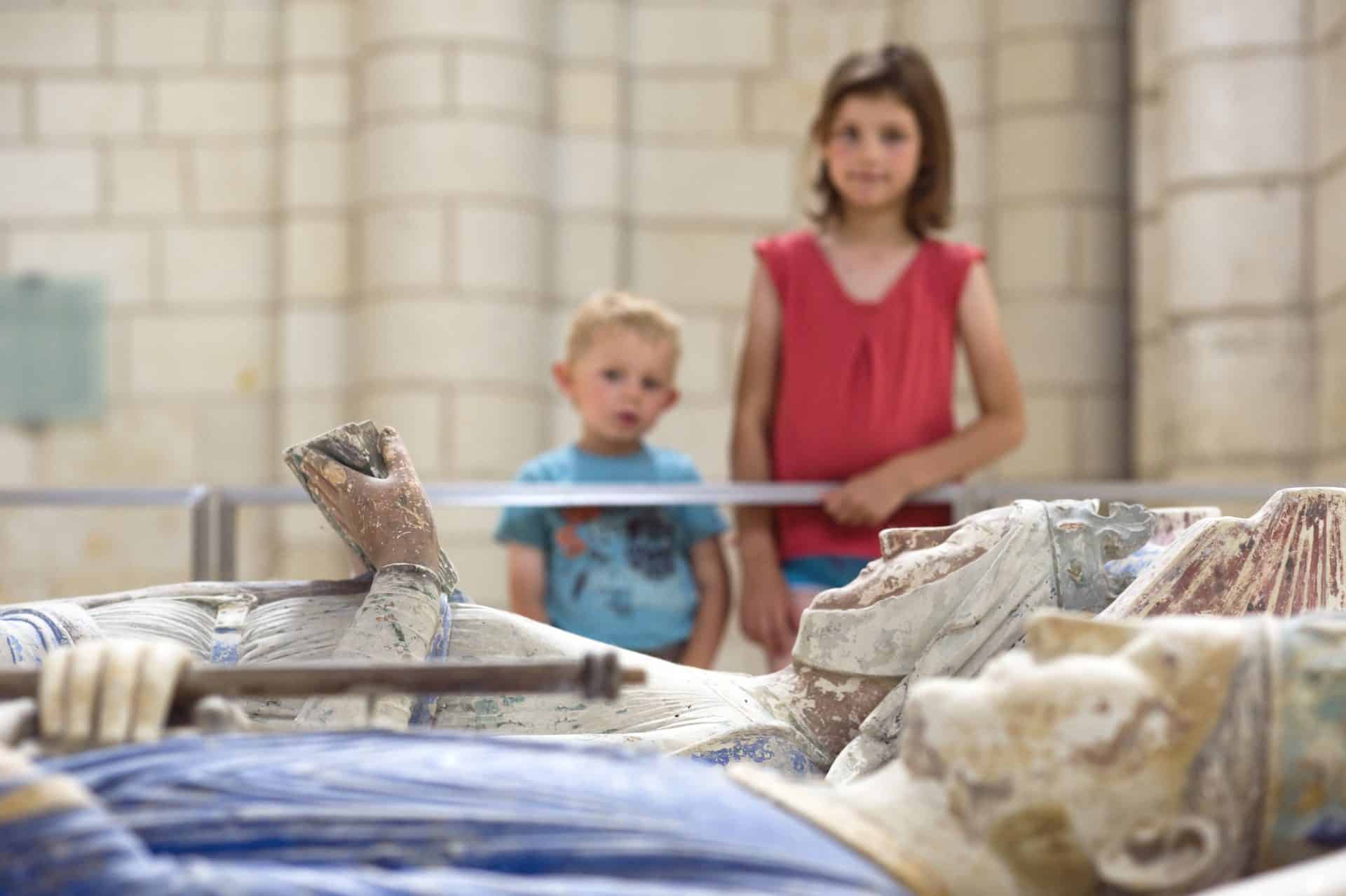 Enfants autour des gisants de Fontevraud