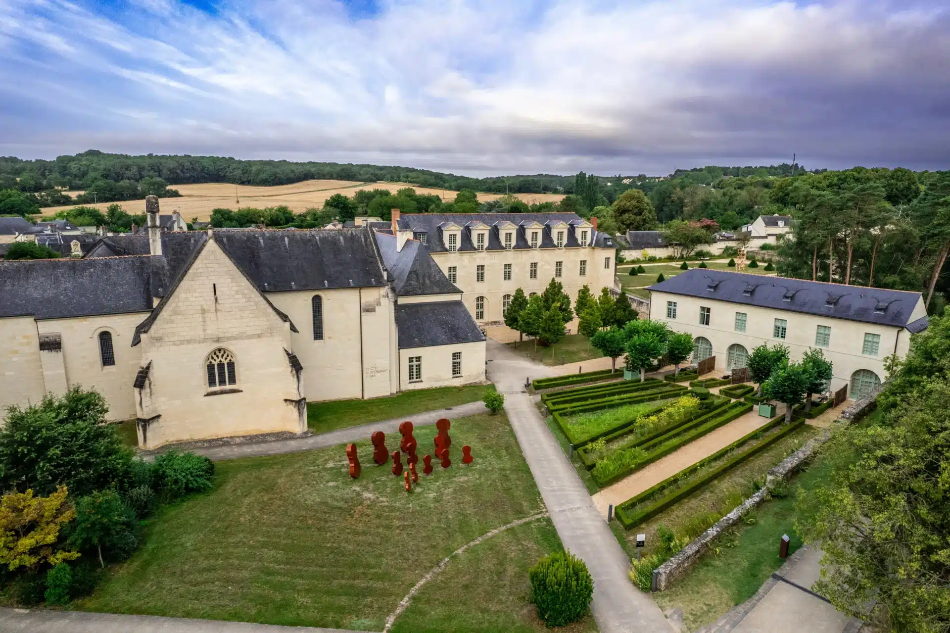 Vue de drone de Fontevraud L'Ermitage