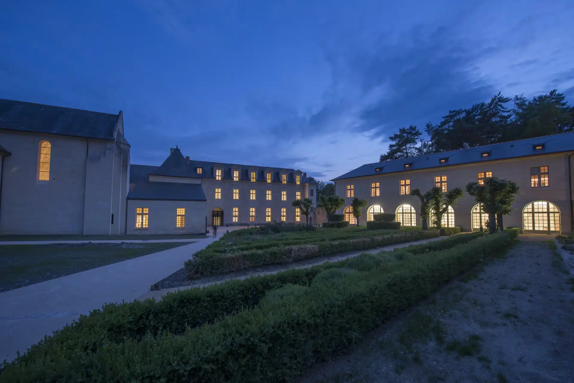 Entrée de Fontevraud L'Ermitage de nuit