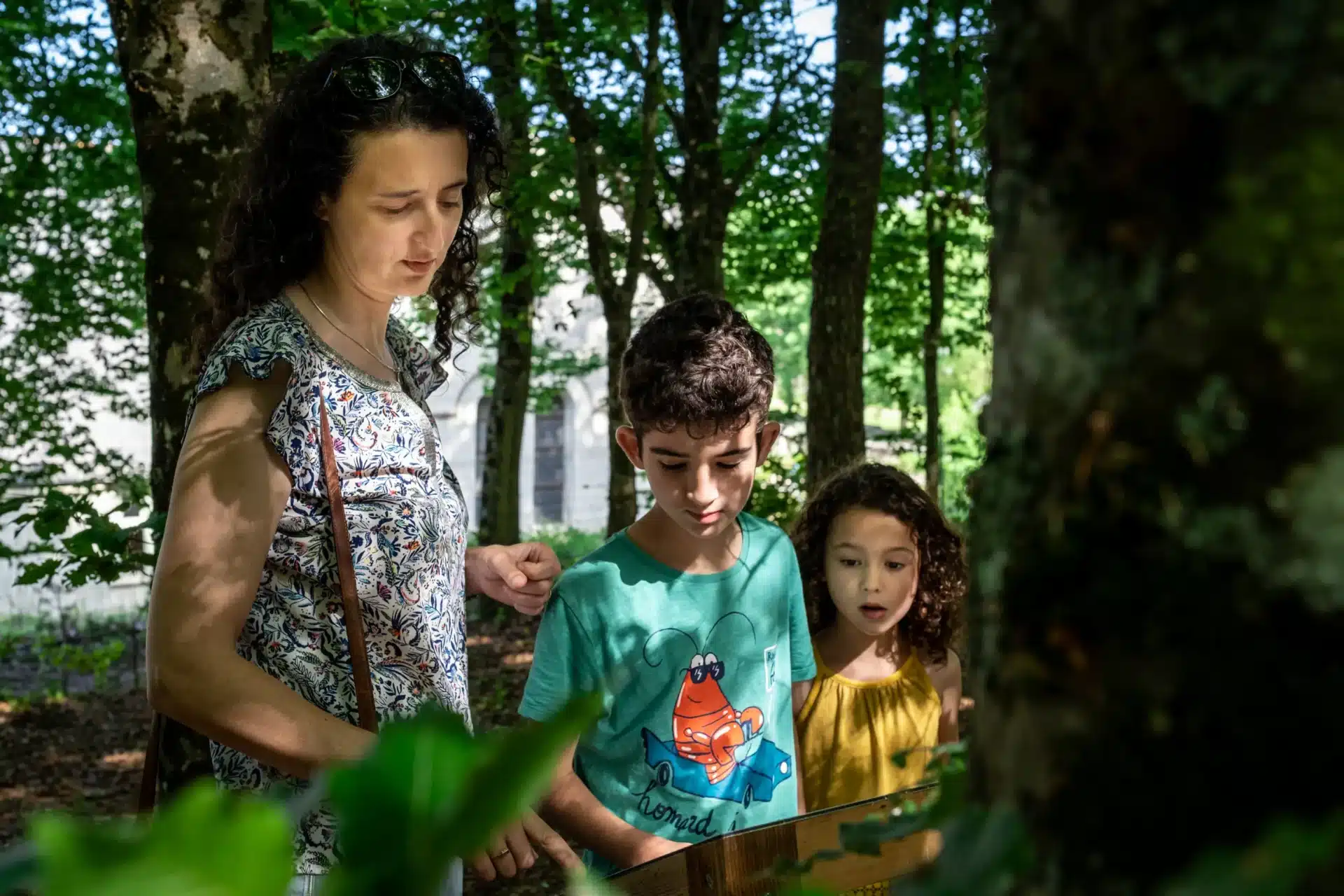 Famille dans les jardins de Fontevraud