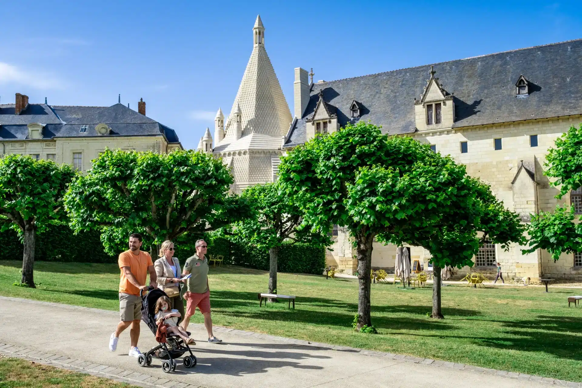 Famille devant les cuisines romanes Fontevraud