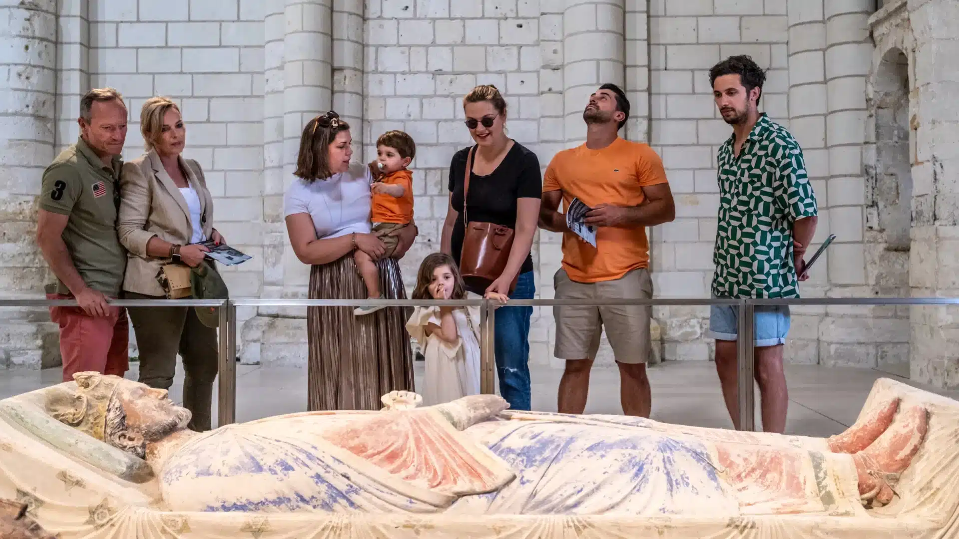 Famille devant les gisants Fontevraud