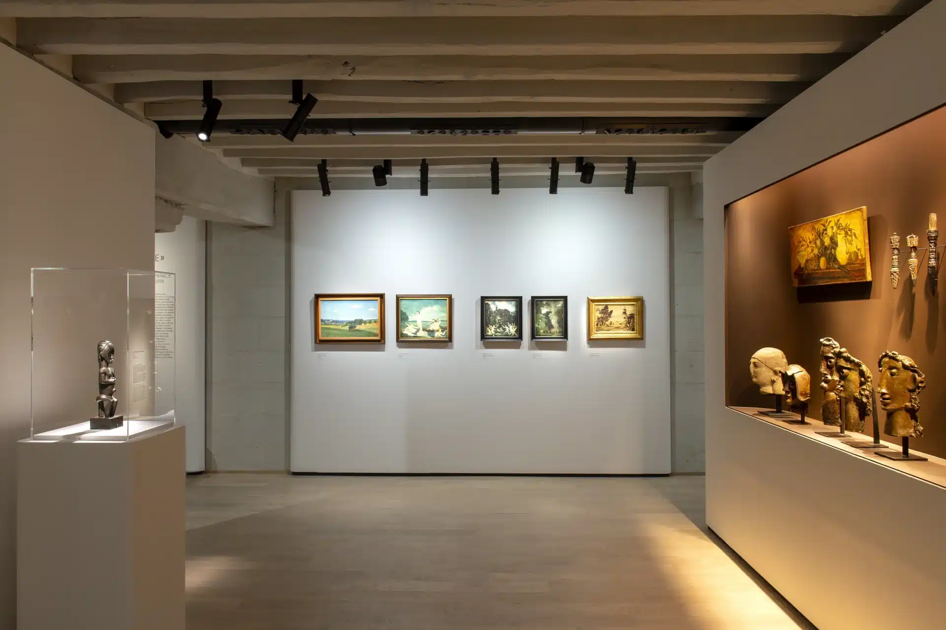 Œuvres d'une salle du musée de Fontevraud