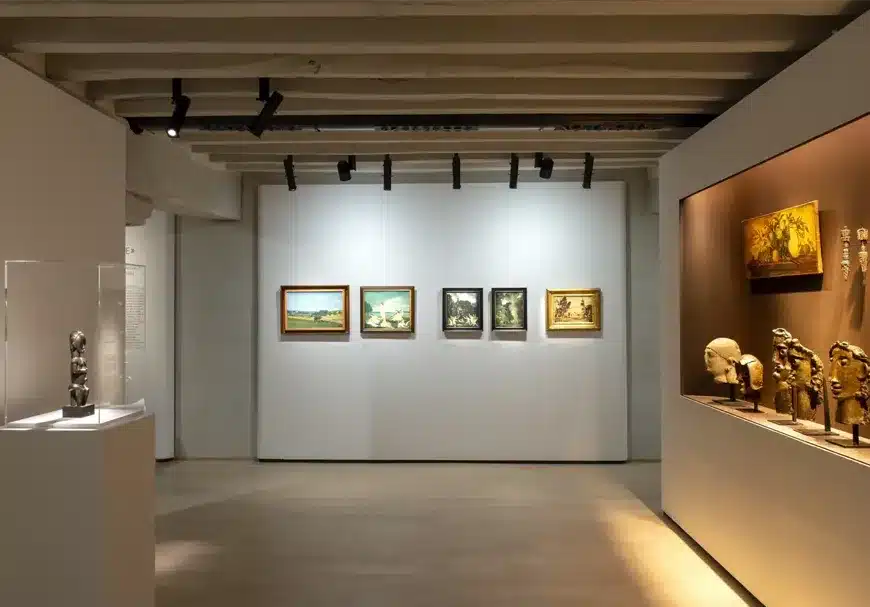 Œuvres d'une salle du musée de Fontevraud