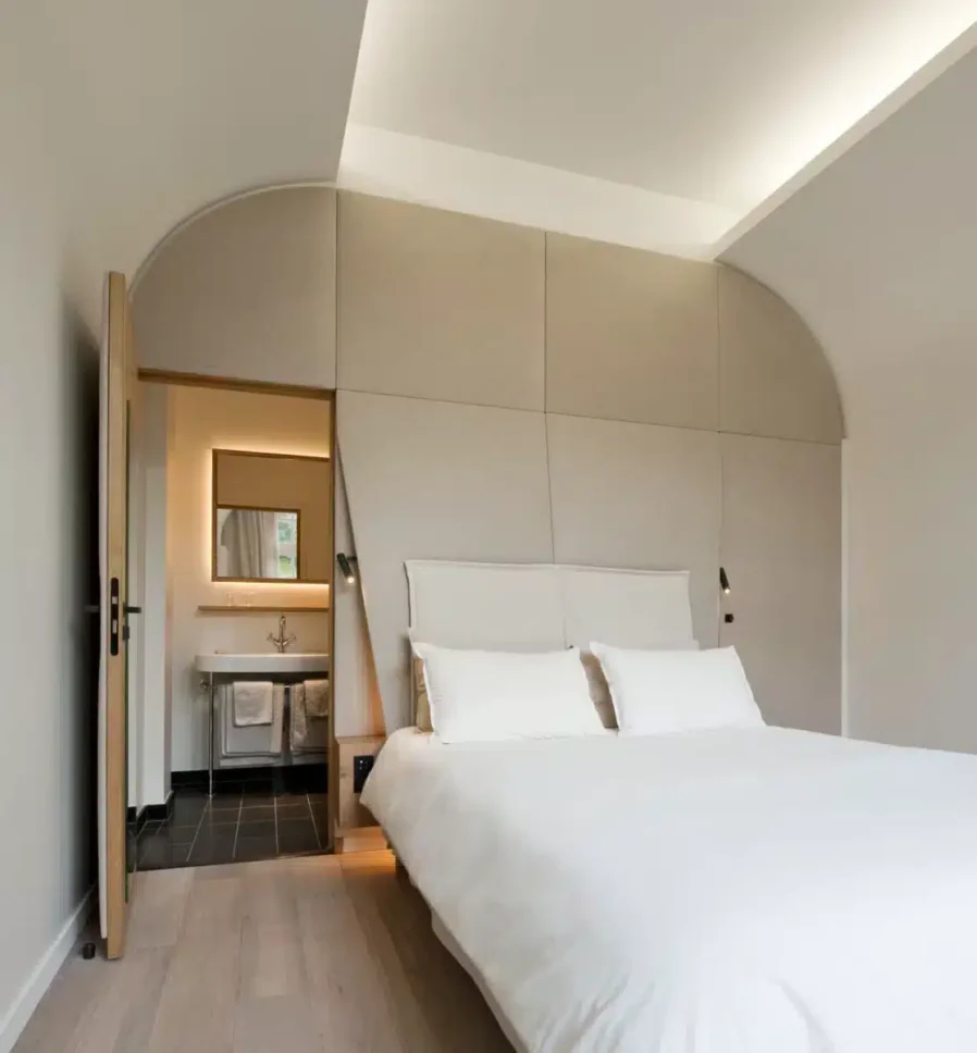 Lit et salle de bain chambre jardin
