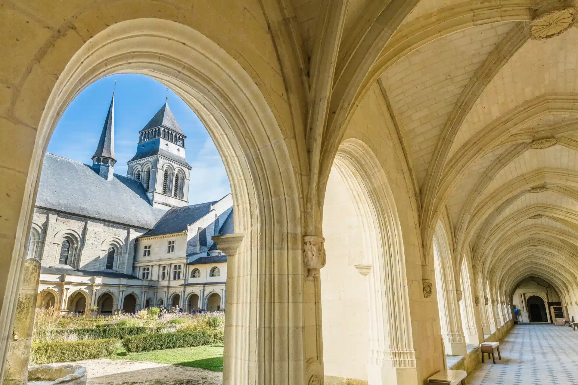 Cloitre et clochet Abbaye Fontevraud