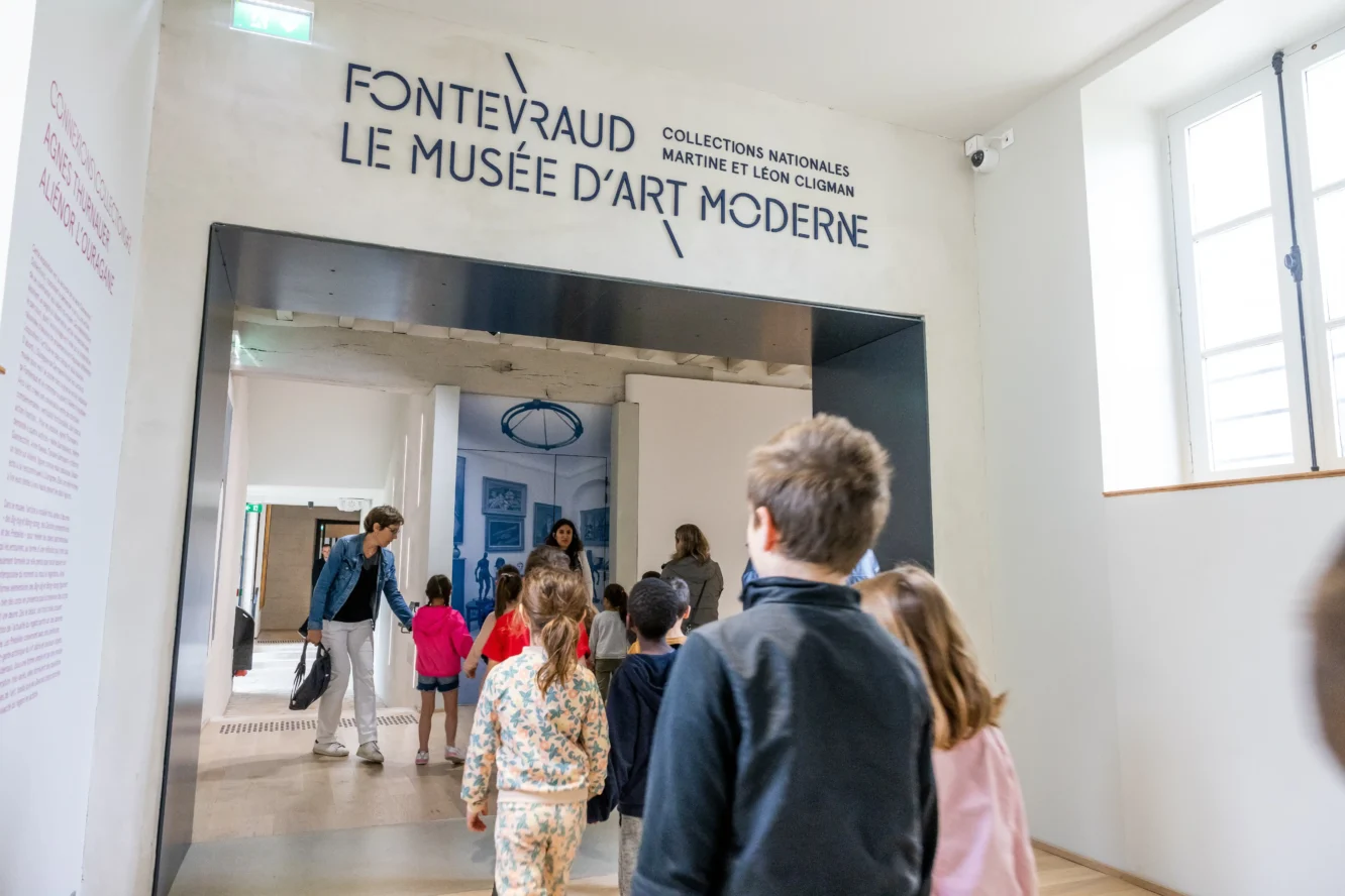 Enfants en visite au musée de Fontevraud