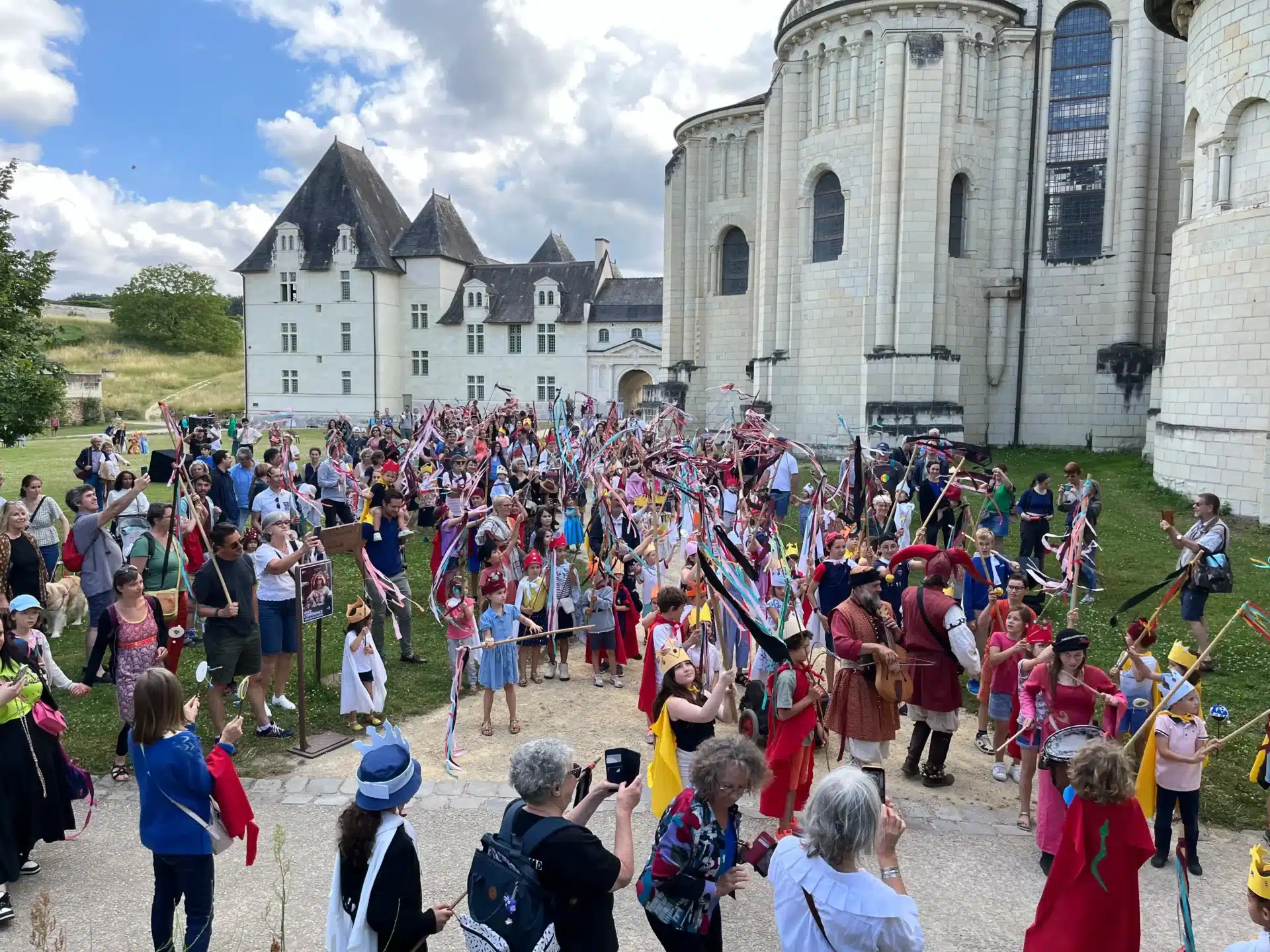 Enfants en parade à Fontevraud