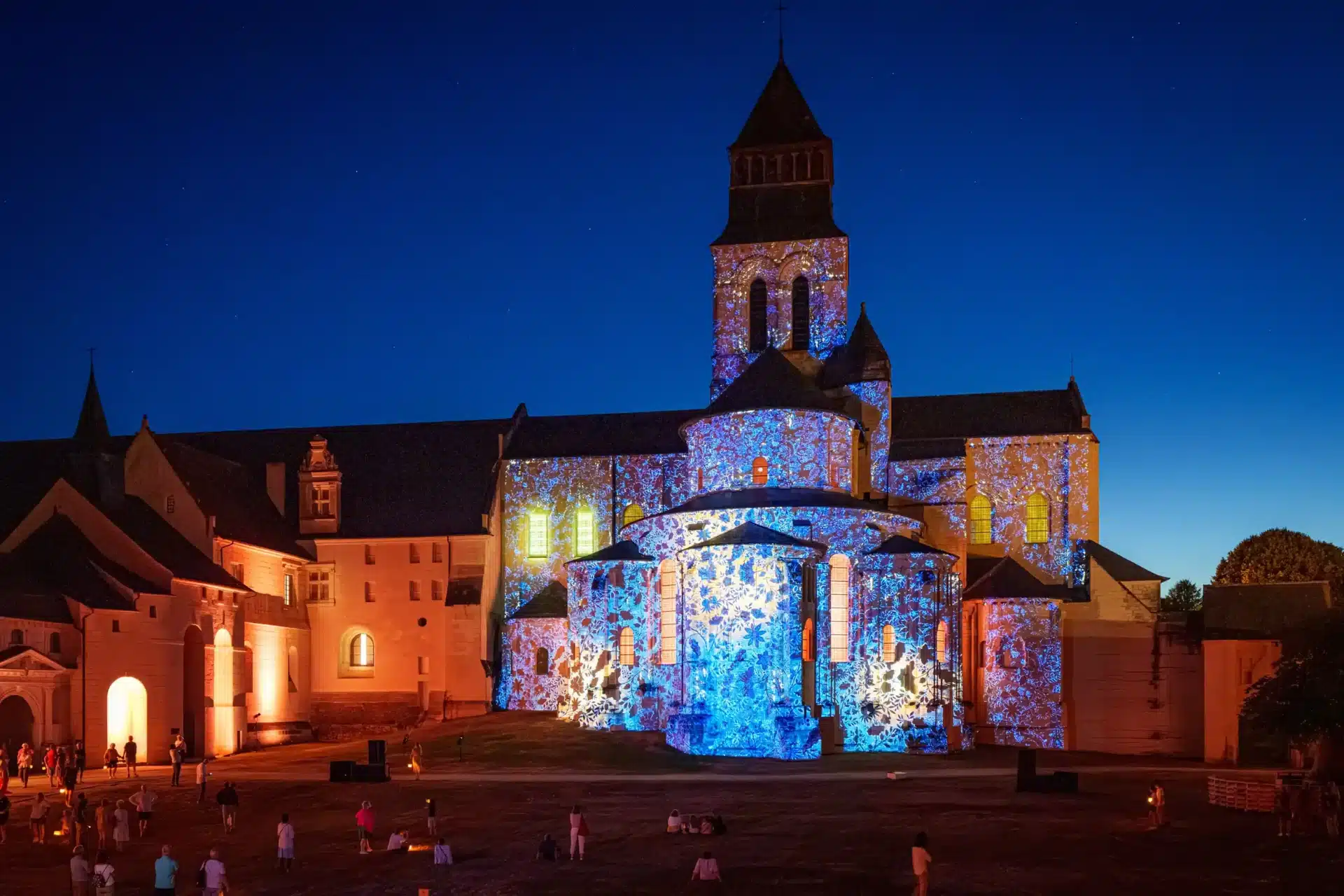 Chevet de l'abbatiale Fontevraud de nuit