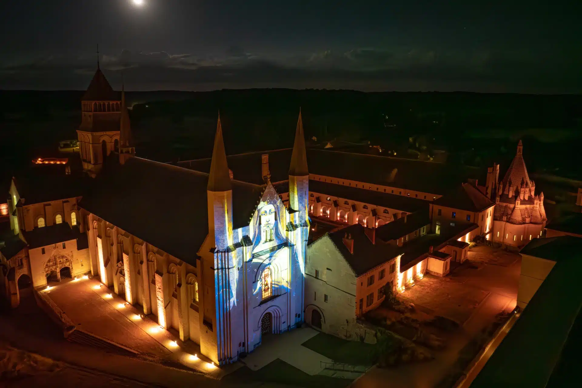 Vue de drone de nuit Abbaye Fontevraud