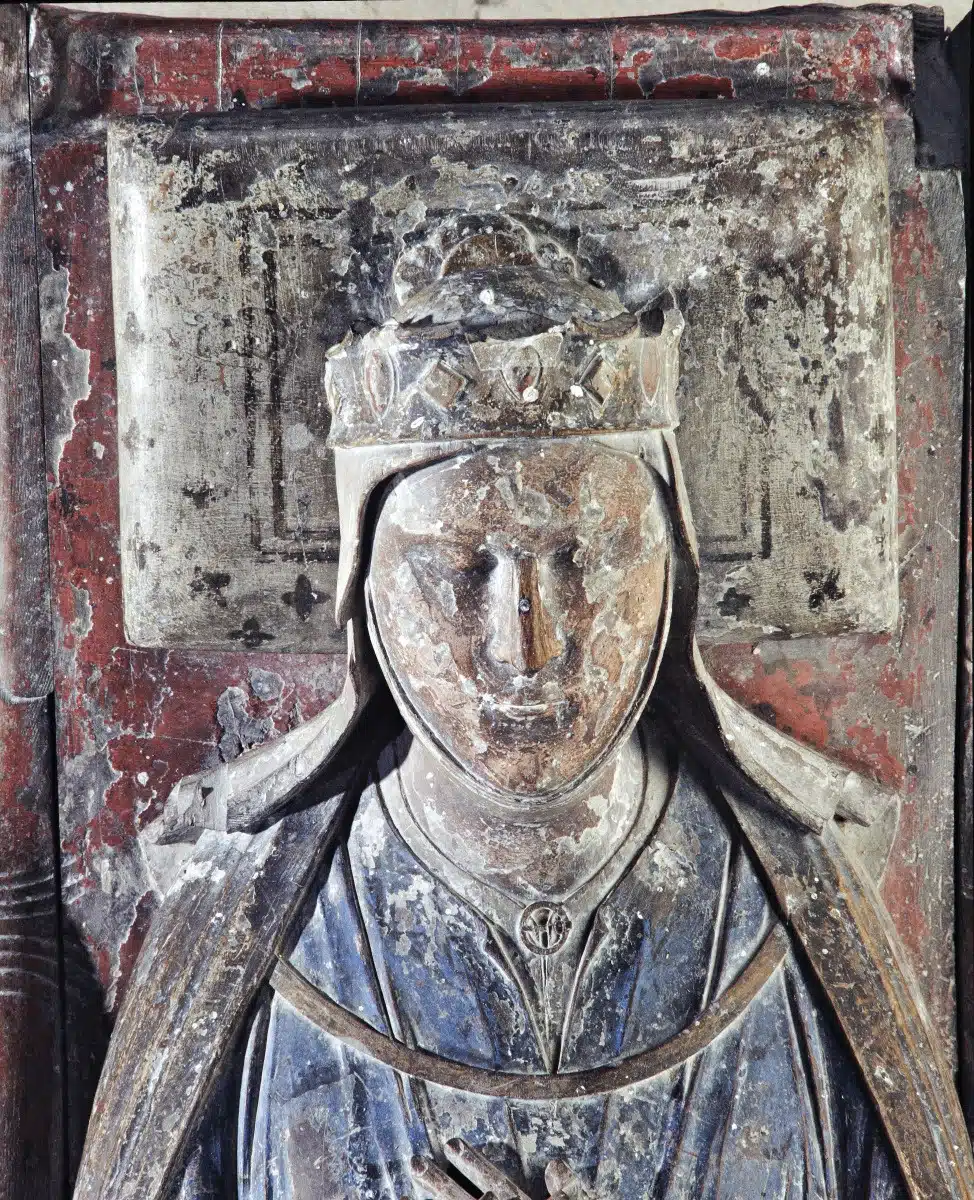 Détails du gisant d'Aliénor d'Aquitaine
